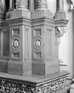 Détail du soubassement du retable. © Région Bourgogne-Franche-Comté, Inventaire du patrimoine