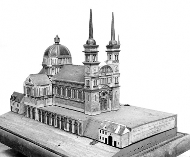 Premier projet pour l'église. Maquette, 1850. Maquette par R.G.I. Wild, d'après les plans de l'architecte Jean-Frédéric Fallot, 1850, échelle 1:200 (conservée au presbytère de l'église Saint-Maimboeuf, Montbéliard). © Région Bourgogne-Franche-Comté, Inventaire du patrimoine