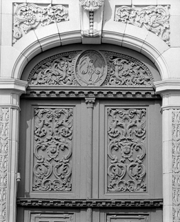 Façade principale, détail de la menuiserie de la porte de droite. © Région Bourgogne-Franche-Comté, Inventaire du patrimoine