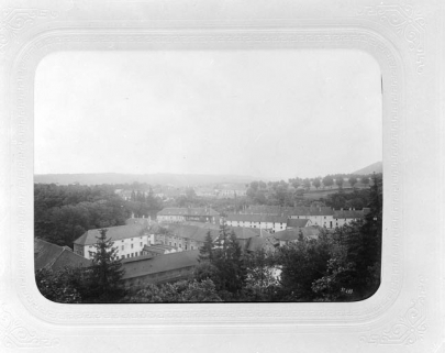 Vue d'ensemble depuis l'ouest, à la fin du 19e siècle. © Région Bourgogne-Franche-Comté, Inventaire du patrimoine