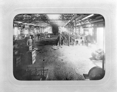 Intérieur d'un atelier de fabrication (clouterie ?), à la fin du 19e siècle. © Région Bourgogne-Franche-Comté, Inventaire du patrimoine