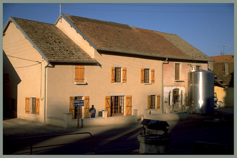 Façade antérieure vue de trois quarts gauche. © Région Bourgogne-Franche-Comté, Inventaire du patrimoine
