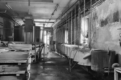 Intérieur de l'atelier de fabrication. A droite les presses hydrauliques, à gauche et au premier plan les cercles, en arrière-plan les 2 cuves multiples. © Région Bourgogne-Franche-Comté, Inventaire du patrimoine