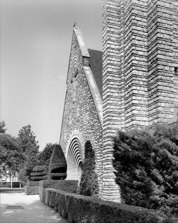 Façade ouest, vue de trois quarts. © Région Bourgogne-Franche-Comté, Inventaire du patrimoine