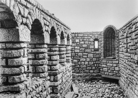 Travaux de construction de l'église, galerie reliant l'église au presbytère. © Région Bourgogne-Franche-Comté, Inventaire du patrimoine