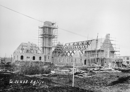 Travaux de construction de l'église, vue du sud-est. © Région Bourgogne-Franche-Comté, Inventaire du patrimoine