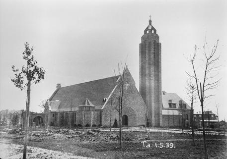 Travaux de construction de l'église, vue du nord-ouest. © Région Bourgogne-Franche-Comté, Inventaire du patrimoine