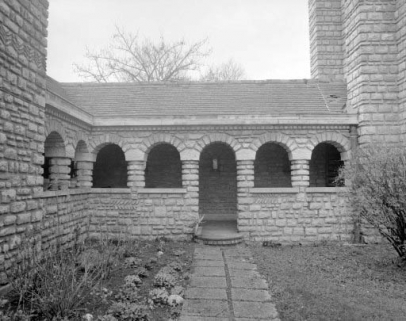 La galerie reliant l'église au presbytére, vue depuis le jardin du presbytère. © Région Bourgogne-Franche-Comté, Inventaire du patrimoine
