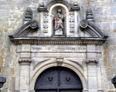 Partie haute du portail : statue de saint Pierre et inscription. © Région Bourgogne-Franche-Comté, Inventaire du patrimoine