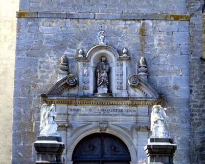 Portail avec la statue de saint Pierre. © Région Bourgogne-Franche-Comté, Inventaire du patrimoine