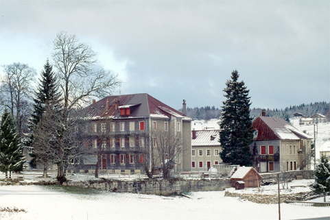 Vue d'ensemble depuis le sud-est, en hiver. © Région Bourgogne-Franche-Comté, Inventaire du patrimoine