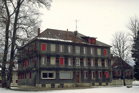 Façade postérieure de l'atelier de fabrication, en hiver. © Région Bourgogne-Franche-Comté, Inventaire du patrimoine