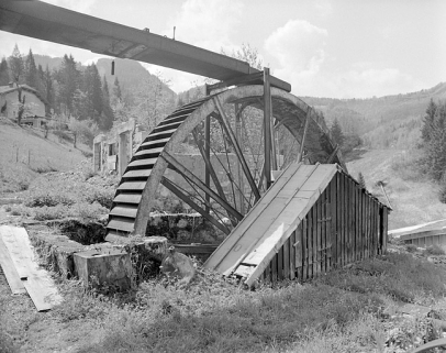 Roue hydraulique et abri du renvoi d'angles. © Région Bourgogne-Franche-Comté, Inventaire du patrimoine
