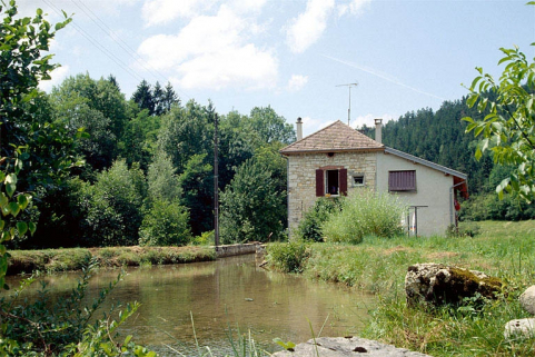 Bassin de retenue et façade latérale gauche. © Région Bourgogne-Franche-Comté, Inventaire du patrimoine