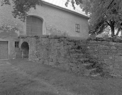 Façade postérieure avec accès à l'étable et à la grange haute par un pont de grange. © Région Bourgogne-Franche-Comté, Inventaire du patrimoine