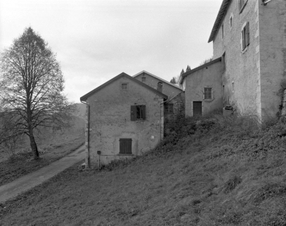 Face gauche de la maison de douaniers et l'abattoir au fond. © Région Bourgogne-Franche-Comté, Inventaire du patrimoine