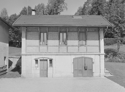 Façade antérieure de la remise à automobile et de son logement. © Région Bourgogne-Franche-Comté, Inventaire du patrimoine