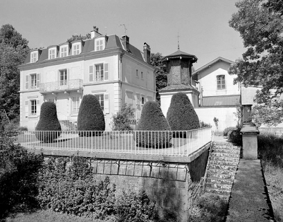 Façade sur jardin de la demeure, pigeonnier et face latérale de l'atelier. © Région Bourgogne-Franche-Comté, Inventaire du patrimoine