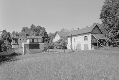 Vue éloignée de la demeure, de la façade postérieure de l'atelier et du logement des jardiniers. © Région Bourgogne-Franche-Comté, Inventaire du patrimoine