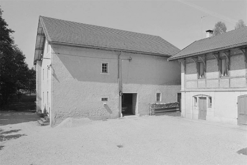 Face droite de la ferme et façade antérieure de la remise à automobile. © Région Bourgogne-Franche-Comté, Inventaire du patrimoine