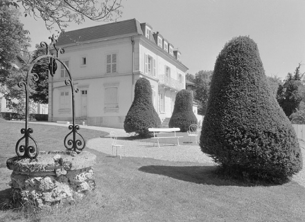 Façade sur jardin et face droite de la demeure. © Région Bourgogne-Franche-Comté, Inventaire du patrimoine