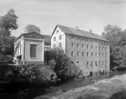 Centrale hydroélectrique et atelier de fabrication depuis la rive droite. © Région Bourgogne-Franche-Comté, Inventaire du patrimoine