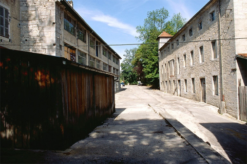 Les ateliers de fabrication depuis la ruelle des Moulins. © Région Bourgogne-Franche-Comté, Inventaire du patrimoine