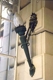 Façade antérieure : lampe d'applique. © Région Bourgogne-Franche-Comté, Inventaire du patrimoine