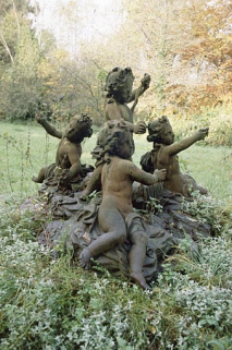 Groupe sculpté dans le parc. © Région Bourgogne-Franche-Comté, Inventaire du patrimoine