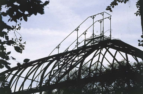 Détail de l'escalier d'accès au dôme de la serre. © Région Bourgogne-Franche-Comté, Inventaire du patrimoine