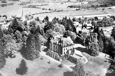 Morvillars (T.-de-B.) - Vue aérienne - Le Château. © Région Bourgogne-Franche-Comté, Inventaire du patrimoine