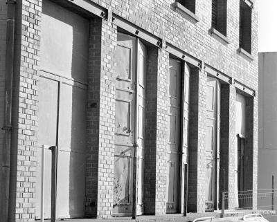 Transformateur : niveau des portes métalliques de la façade ouest. © Région Bourgogne-Franche-Comté, Inventaire du patrimoine