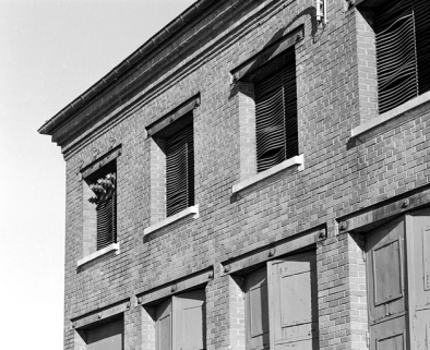 Transformateur : détail des baies supérieures de la façade ouest. © Région Bourgogne-Franche-Comté, Inventaire du patrimoine