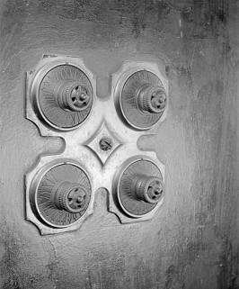 Détail de la serrure à combinaison. Vue de trois quarts gauche. © Région Bourgogne-Franche-Comté, Inventaire du patrimoine