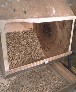 L'intérieur du tonneau central, son bac et les cubes de hêtre qu'ils contiennent. © Région Bourgogne-Franche-Comté, Inventaire du patrimoine