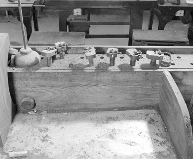 Jeu d'outils de tailles différentes posés sur l'établi. © Région Bourgogne-Franche-Comté, Inventaire du patrimoine