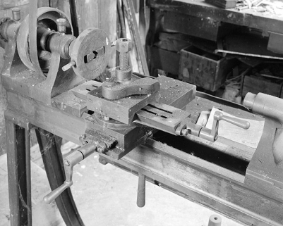 Le traînard entre la poupée fixe et la poupée mobile. © Région Bourgogne-Franche-Comté, Inventaire du patrimoine