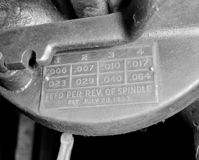 Détail de la plaque de la boîte de vitesses. © Région Bourgogne-Franche-Comté, Inventaire du patrimoine