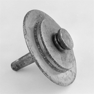 Détail d'un outil de coupe, montrant de profil les trois disques qui chanfreinent. © Région Bourgogne-Franche-Comté, Inventaire du patrimoine