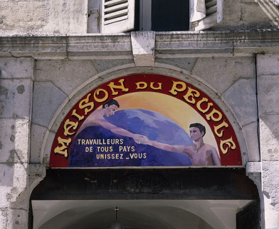 Copie du dessus-de-porte, surmontant actuellement la porte cochère. © Région Bourgogne-Franche-Comté, Inventaire du patrimoine