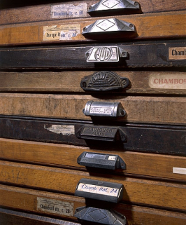 Marques de fabricants sur les poignées des casses. © Région Bourgogne-Franche-Comté, Inventaire du patrimoine