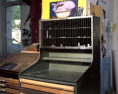 Partie supérieure du rang à pupitre et interlignier. Ici composé d'une tôle formant un plan de travail incliné, le pupitre a été ôté. © Région Bourgogne-Franche-Comté, Inventaire du patrimoine