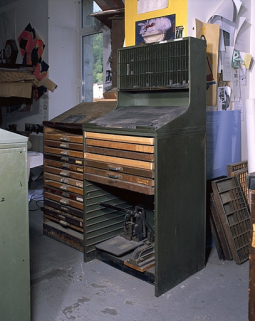 Rang à pupitre et interlignier. Ici composé d'une tôle formant un plan de travail incliné, le pupitre est en place. © Région Bourgogne-Franche-Comté, Inventaire du patrimoine