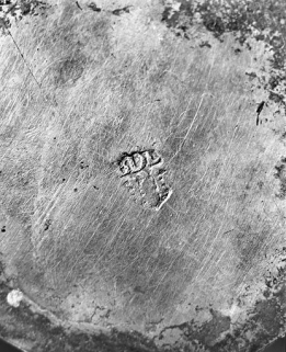 Détail : les poinçons sous le pied. © Région Bourgogne-Franche-Comté, Inventaire du patrimoine