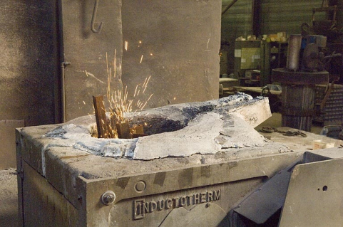 Fusion de pièces métalliques diverses dans un four. © Région Bourgogne-Franche-Comté, Inventaire du patrimoine