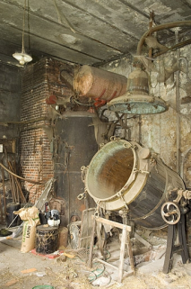 Atelier de distillation : base de la cheminée, chaudière et alambic Egrot et Grangé. © Région Bourgogne-Franche-Comté, Inventaire du patrimoine