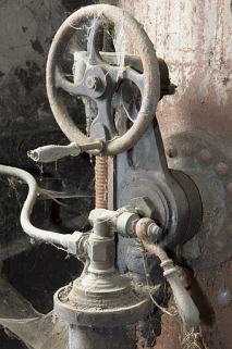 Atelier de distillation. Alambic Egrot et Grangé. Volant du mécanisme de bascule. © Région Bourgogne-Franche-Comté, Inventaire du patrimoine