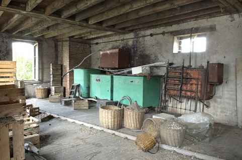 Atelier de distillation (1er étage). Chai (vieillissement des bonbonnes) et réservoirs d'eau pour bacs réfrigérants. © Région Bourgogne-Franche-Comté, Inventaire du patrimoine