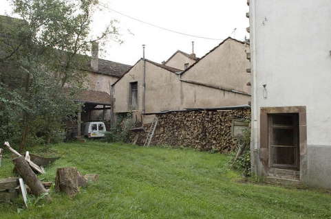 Cour située devant l'atelier de distillation. © Région Bourgogne-Franche-Comté, Inventaire du patrimoine