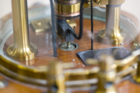 Détail du socle avec le godet de mercure. © Région Bourgogne-Franche-Comté, Inventaire du patrimoine